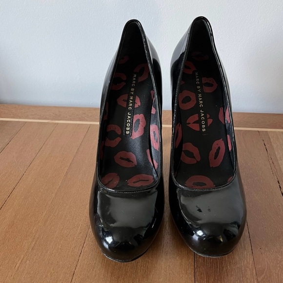 Marc Jacobs Shoes - Marc Jacobs Black Patent Leather Platform Pumps with Lip-Print Lining
